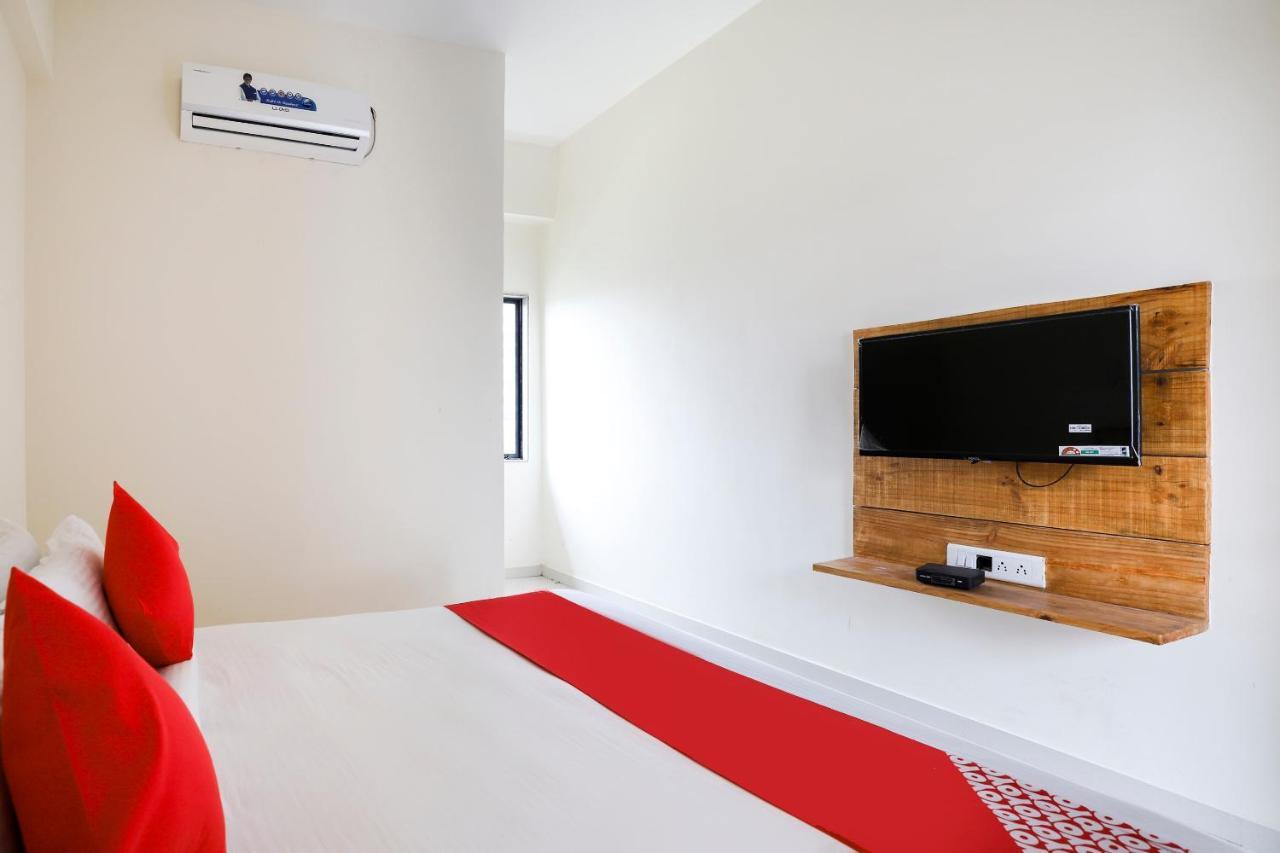 Oyo 49529 Hotel Royal Palace Σουράτ Εξωτερικό φωτογραφία