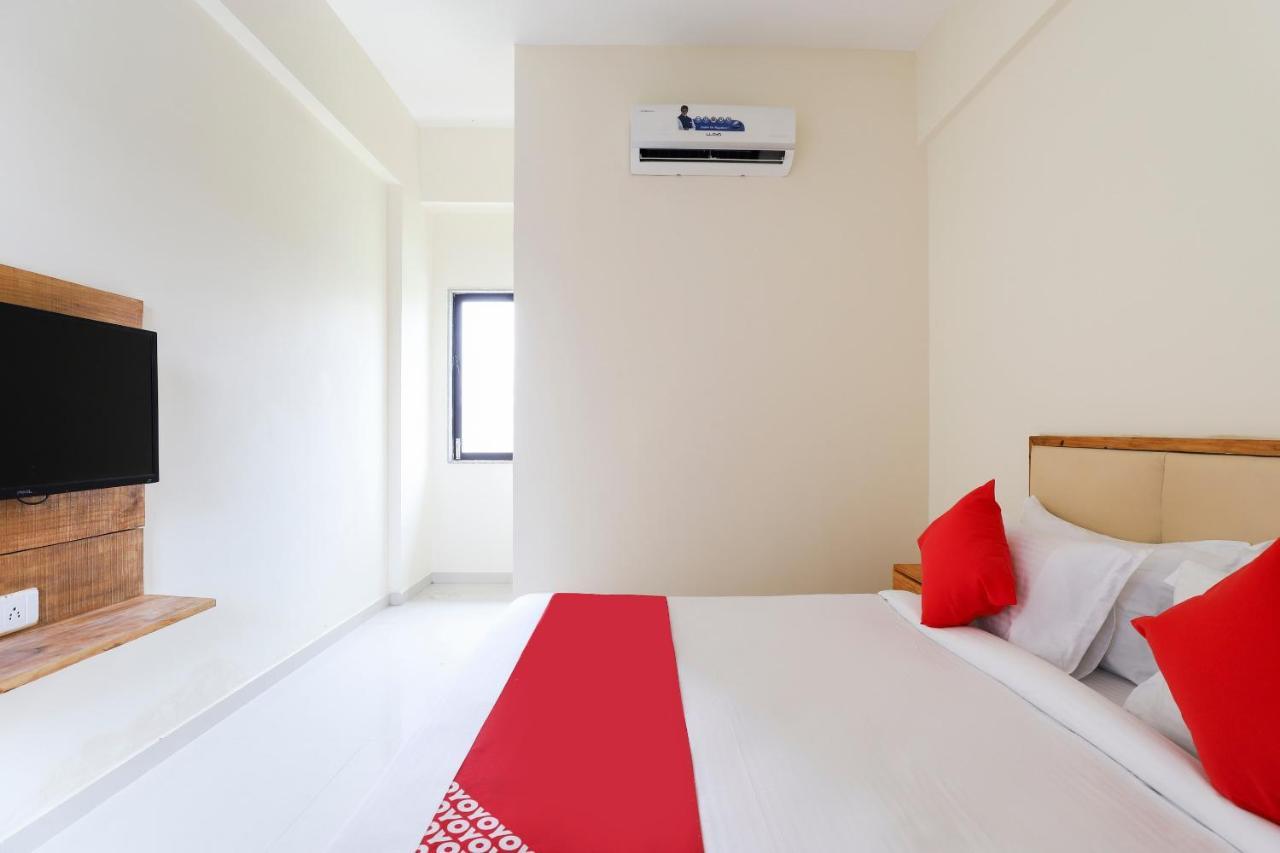 Oyo 49529 Hotel Royal Palace Σουράτ Εξωτερικό φωτογραφία