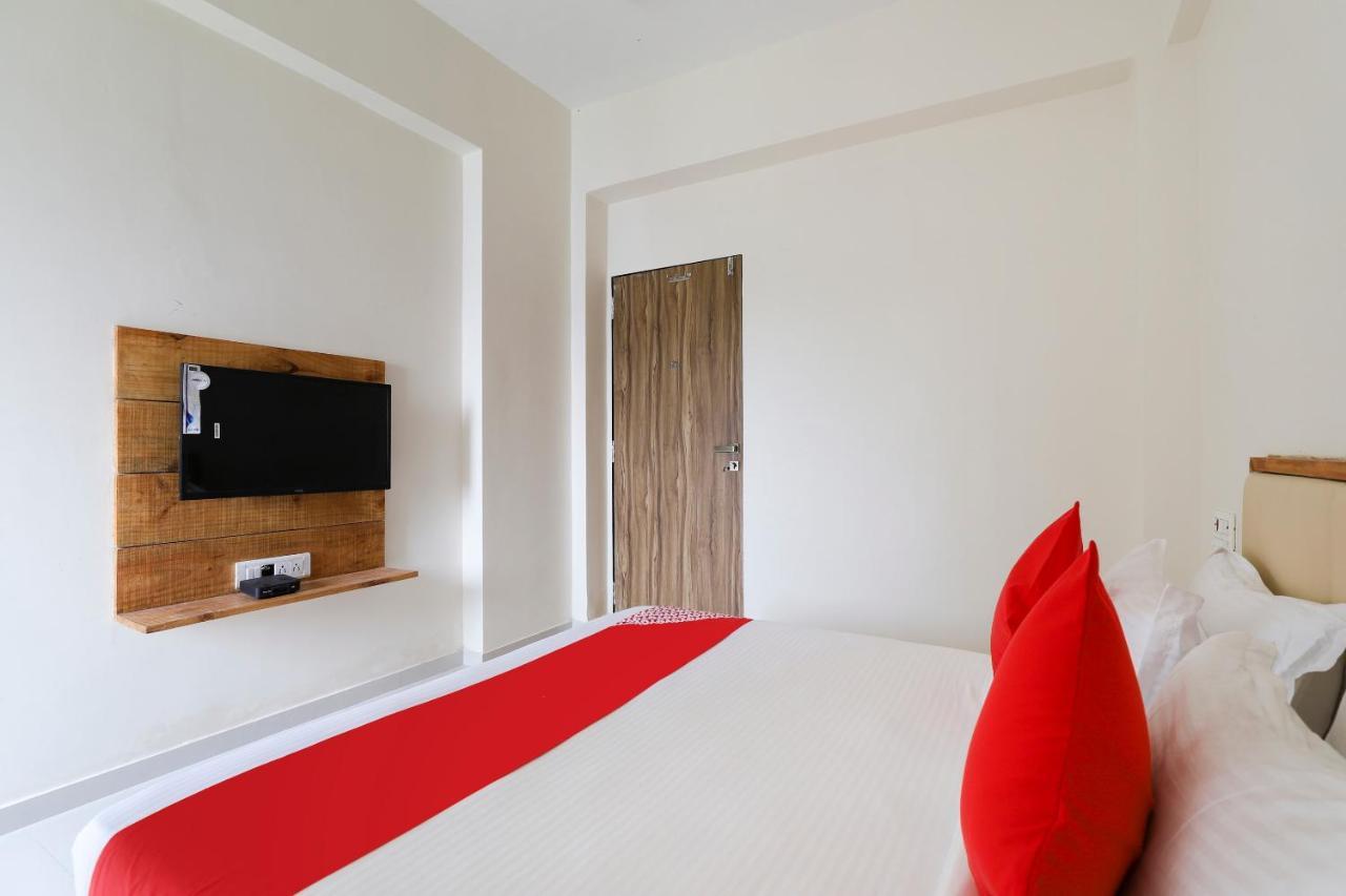 Oyo 49529 Hotel Royal Palace Σουράτ Εξωτερικό φωτογραφία